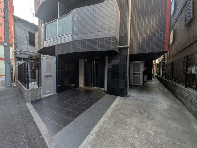 東京メトロ千代田線 代々木上原駅 徒歩3分 8階建 築13年の外観写真