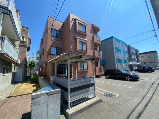 札幌市北区北三十八条西のマンションの建物外観