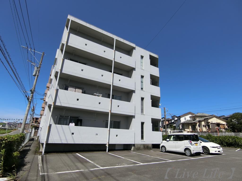 エントランス　広々とした駐車場◎