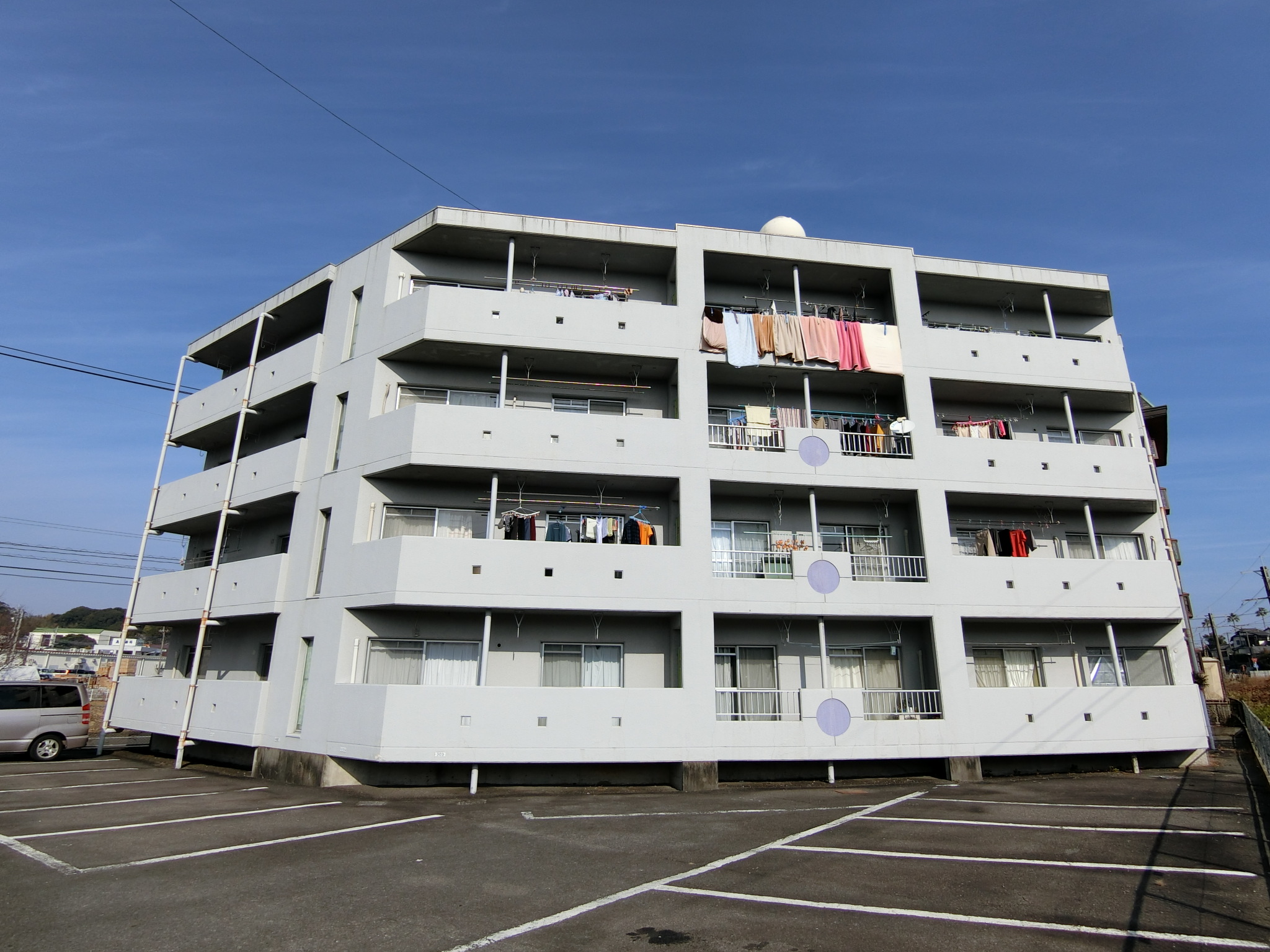 建物外観　白を基調にした色合い◎