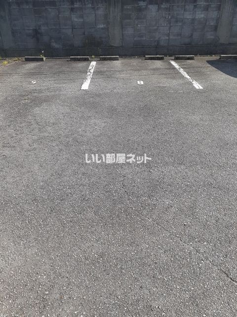 【コタージュ弐番館の駐車場】