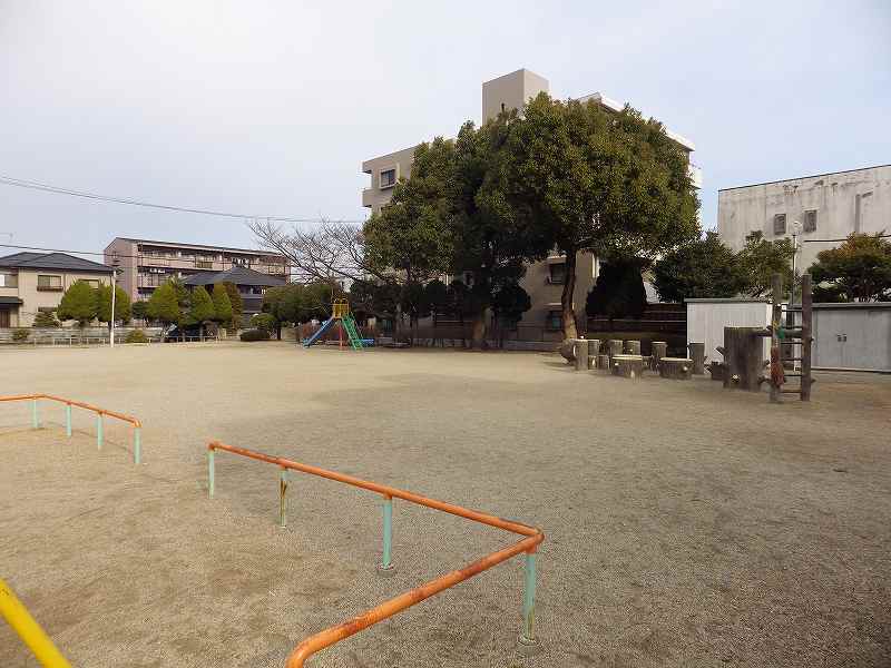 【岡本ビルの公園】