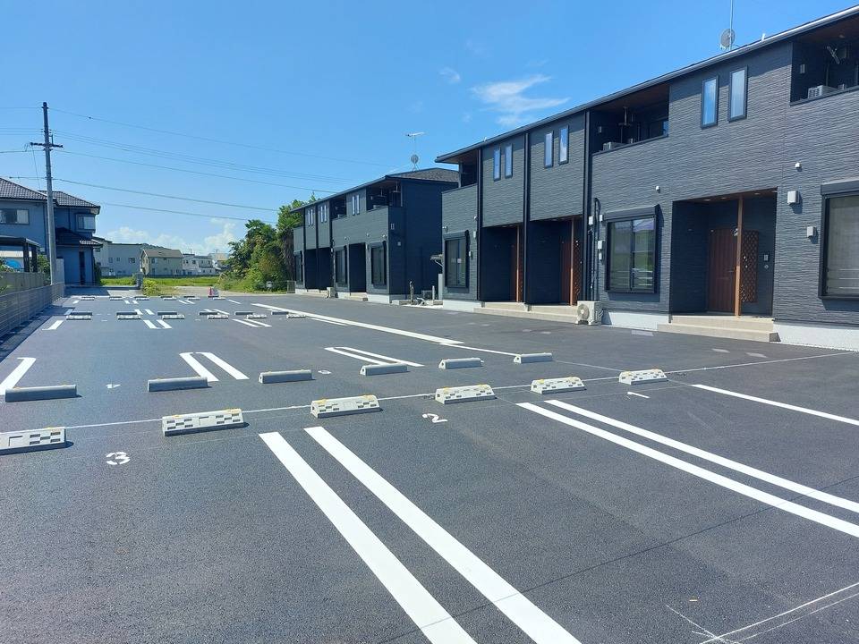 【松山市粟井河原のアパートの駐車場】