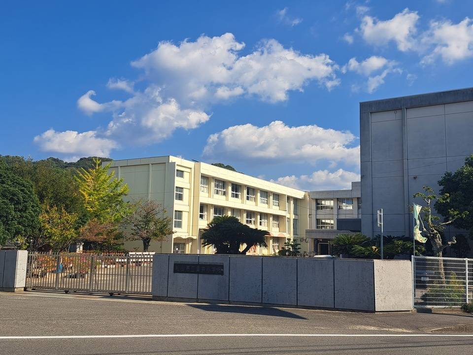 【松山市粟井河原のアパートの小学校】