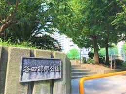 【大阪市中央区船越町のマンションの公園】