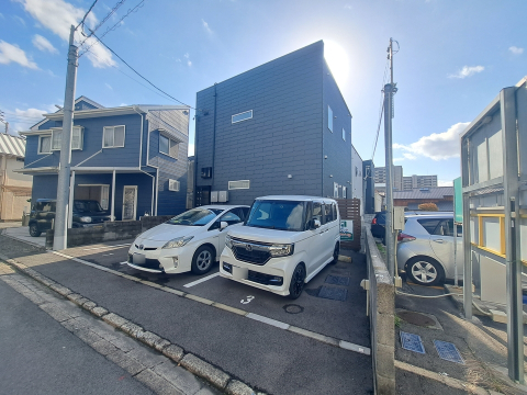 【松山市北持田町のアパートの駐車場】