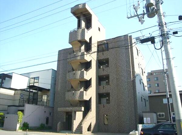 【札幌市中央区南十八条西のマンションの建物外観】