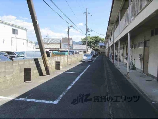 【宇治市槇島町のアパートの駐車場】