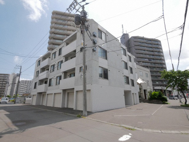 札幌市中央区南十八条西のマンションの建物外観