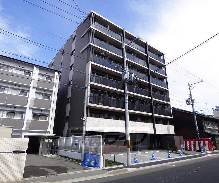 京都市右京区西院矢掛町のマンションの建物外観