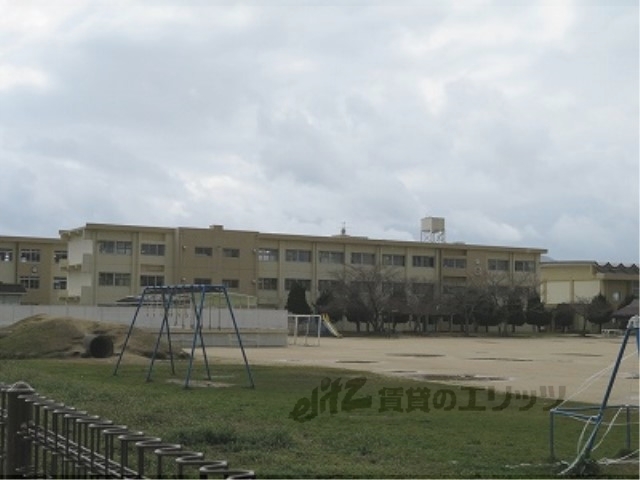 【甲賀市水口町東名坂のアパートの小学校】