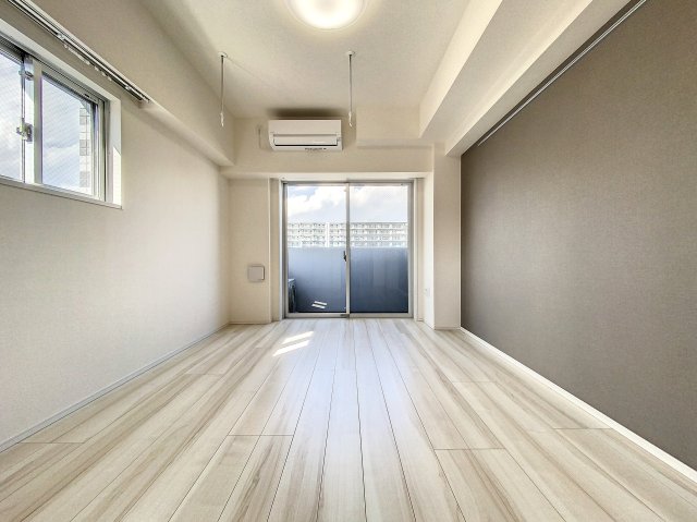 居室・リビング　約8.1帖の洋室です（反転）