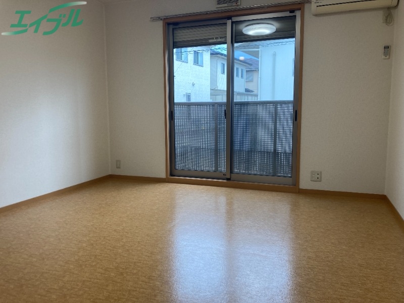 居室・リビング　同物件別部屋