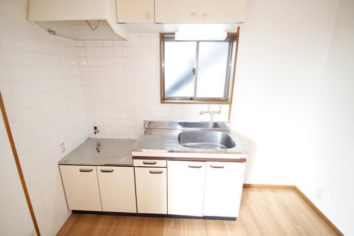 キッチン　2口のガスコンロが置ける広さがあります