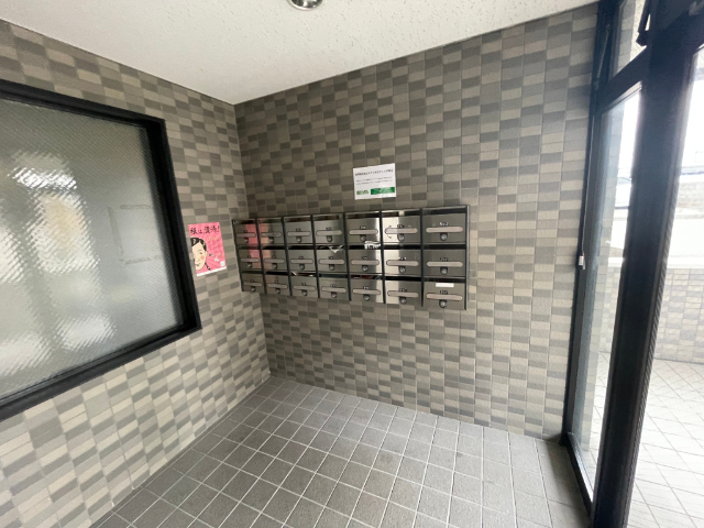 ロビー　集合ポストがあります。
