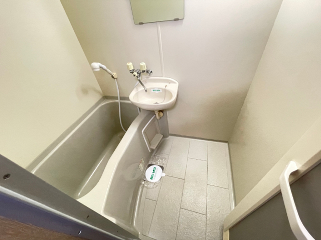 バス・シャワールーム　給湯式のお風呂。