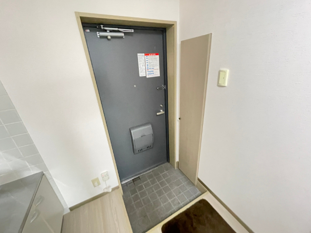 玄関　玄関に靴箱があります。