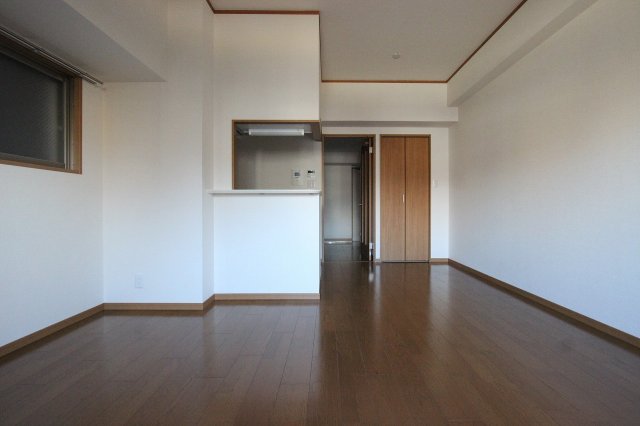 居室・リビング　同物件、別号室のものです。