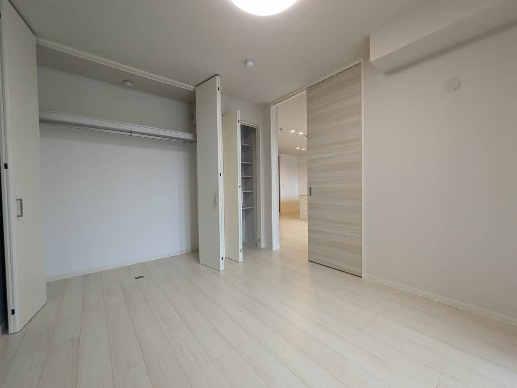 その他部屋・スペース　収納の中にはパイプハンガーがあり、洋服が掛けられます。