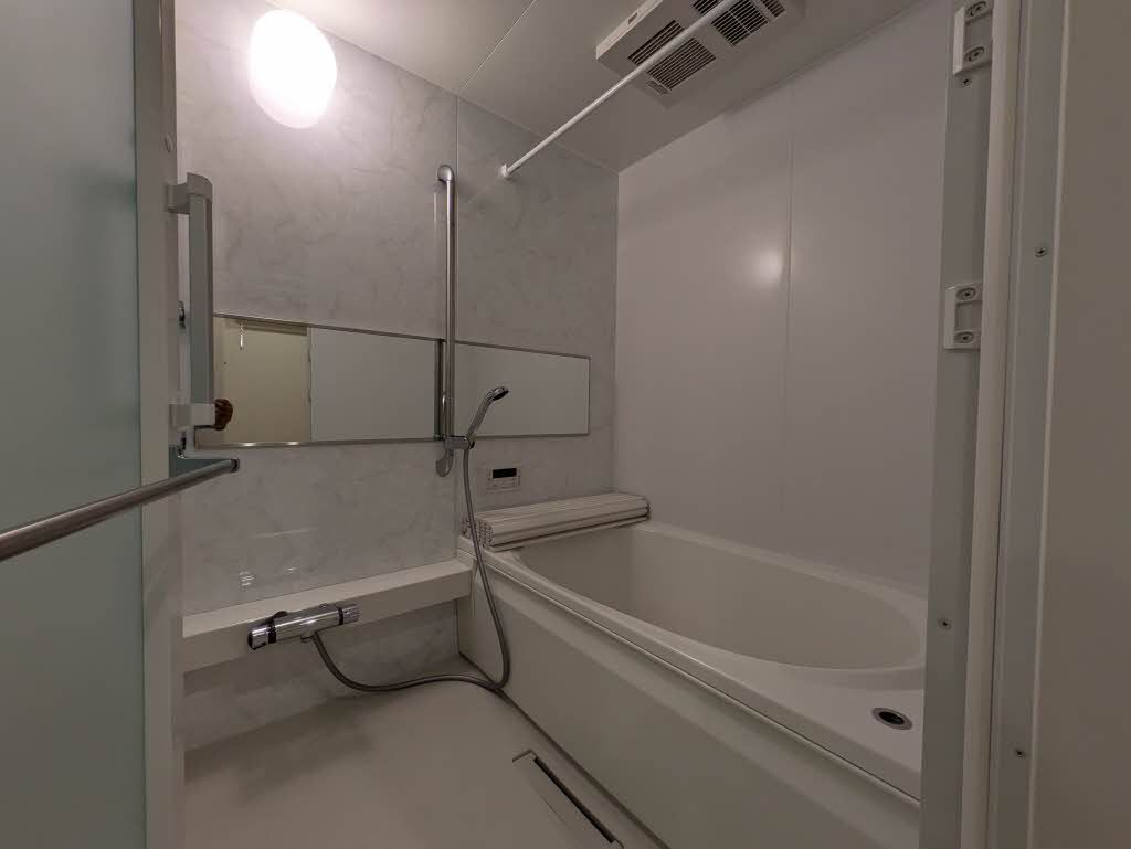 バス・シャワールーム　追焚き給湯でいつでもあったかお風呂。浴室乾燥機があるので、…