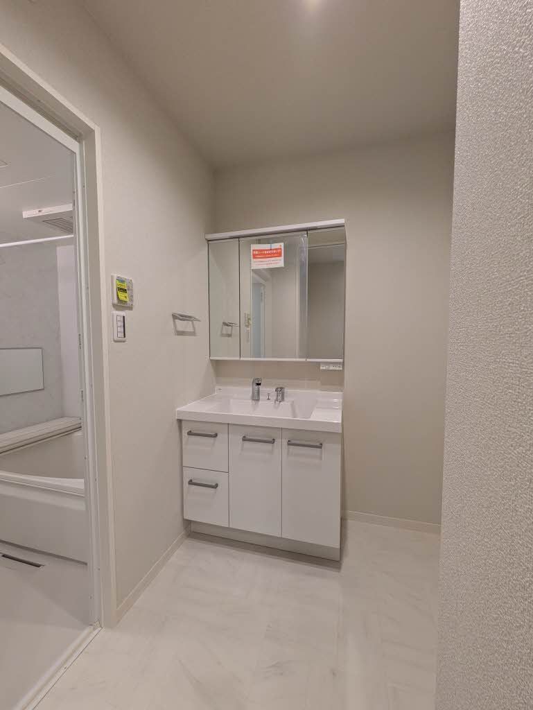 洗面設備　シャンプードレッサータイプの洗面化粧台です。