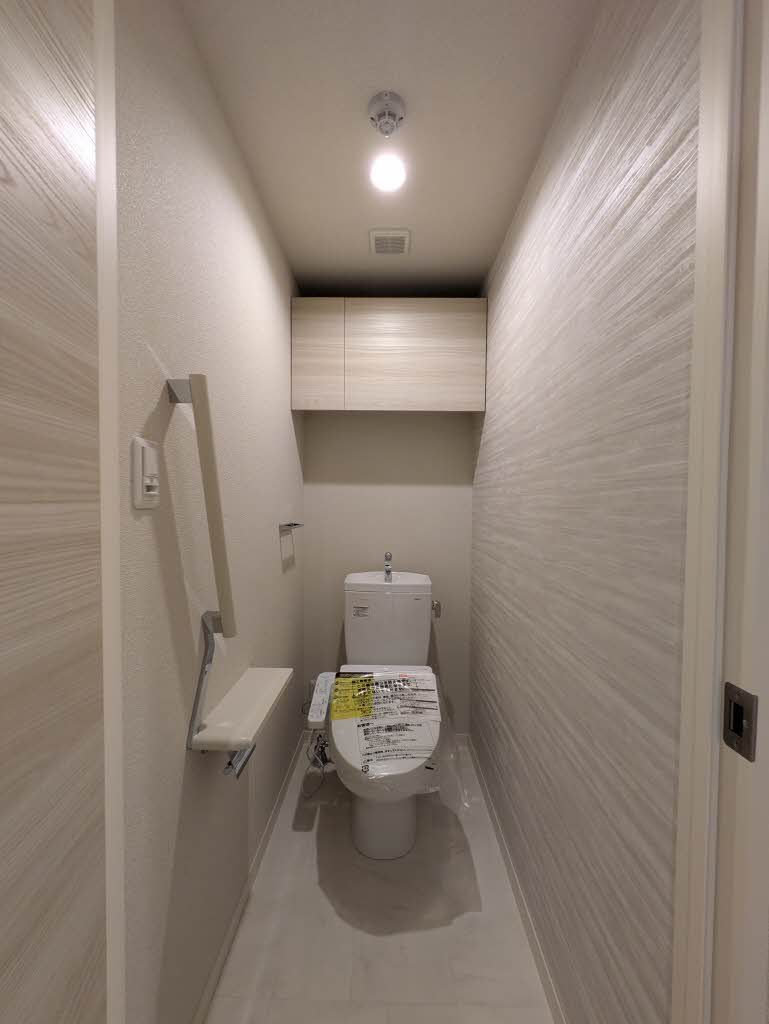 トイレ　洗浄機能付き便座です。上部には収納もございます♪