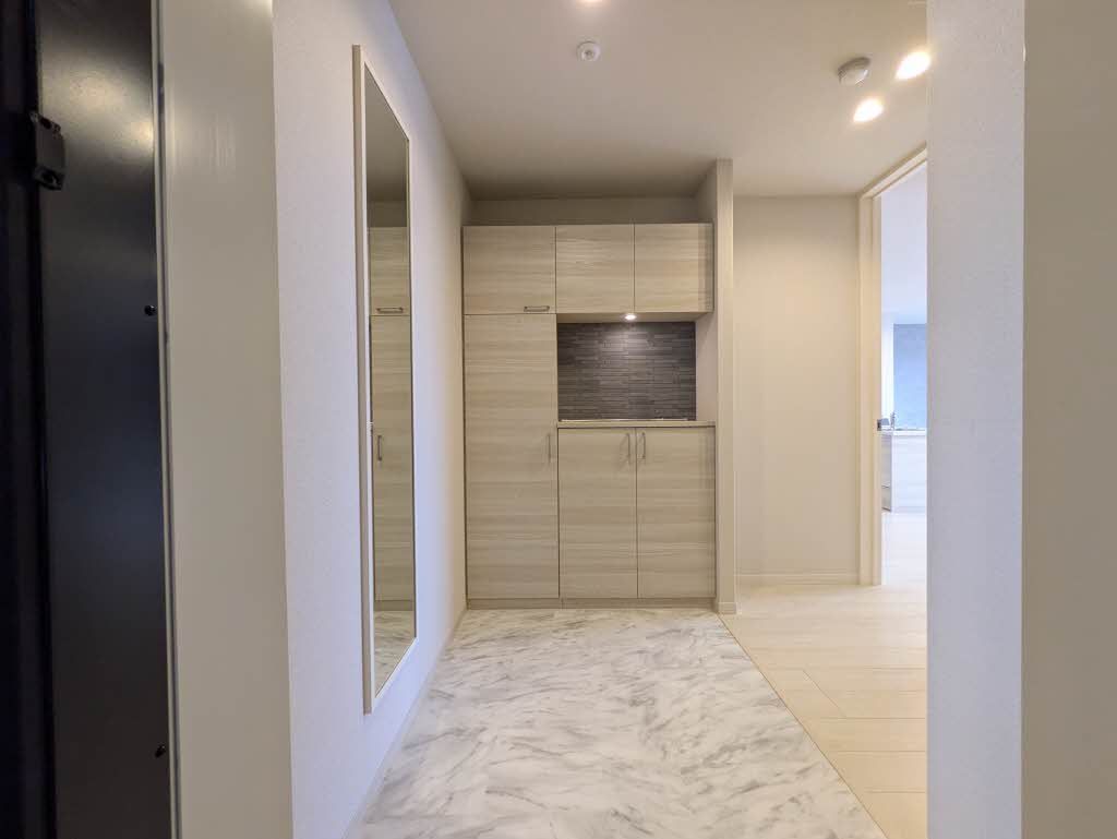 玄関　玄関スペースには下駄箱があります♪全身ミラー完備！