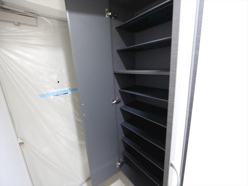 玄関　玄関　シューズボックス　姿見鏡付き（収納充実してます）