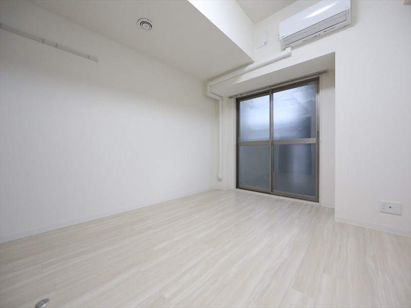 バルコニー　洋室8.6帖　2面採光　エアコン完備　南面バルコニー