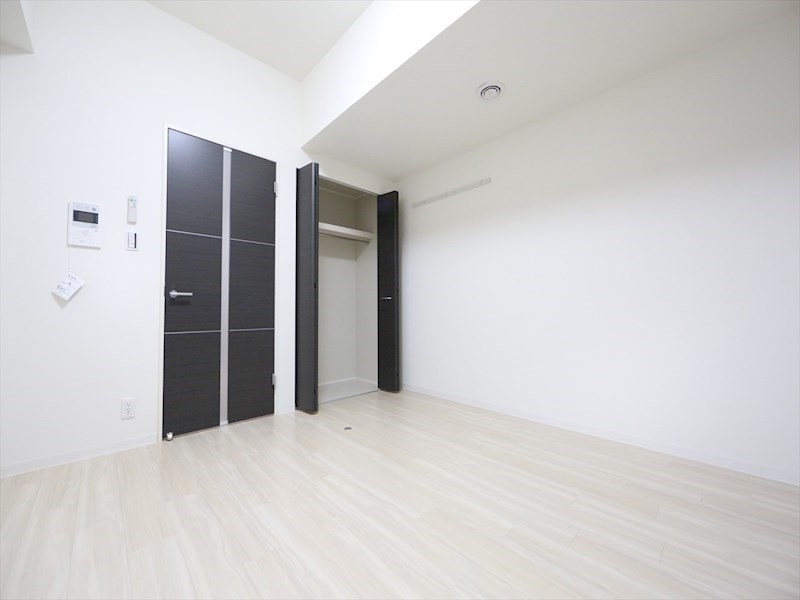 居室・リビング　洋室8.6帖　クローゼット付（収納充実してます）