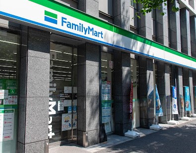 コンビニ　ファミリーマート新橋日比谷通り店（コンビニ）まで290m