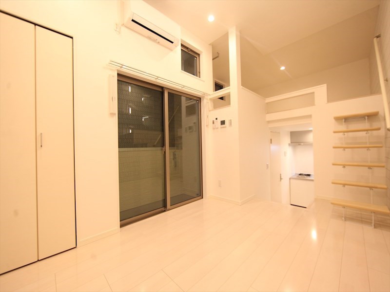 居室・リビング　洋室6.1帖　ロフト6.2帖（収納にも寝室にも使用できます）