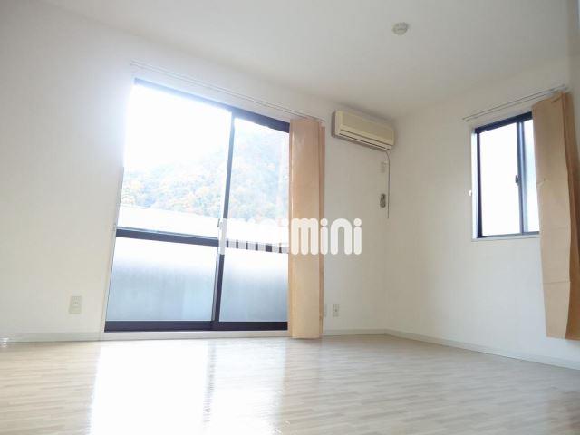 居室・リビング　角部屋で窓が２面あり、室内が明るいです