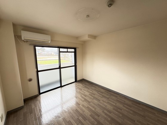 居室・リビング　※別号室の写真になります。