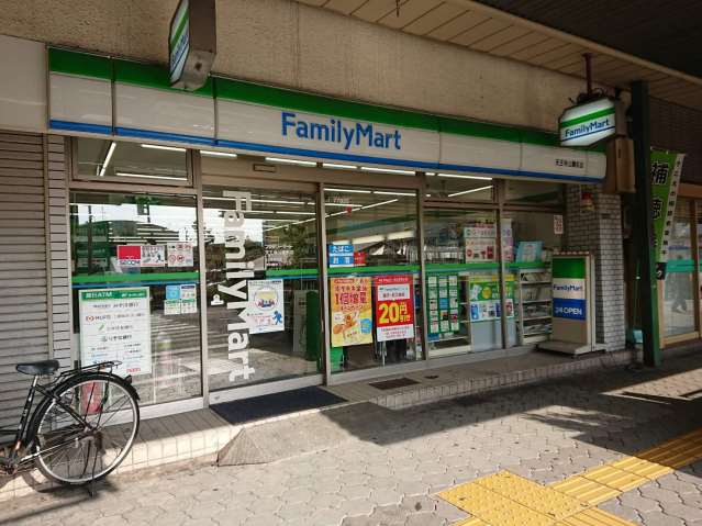 コンビニ　ファミリーマート（コンビニ）まで678m