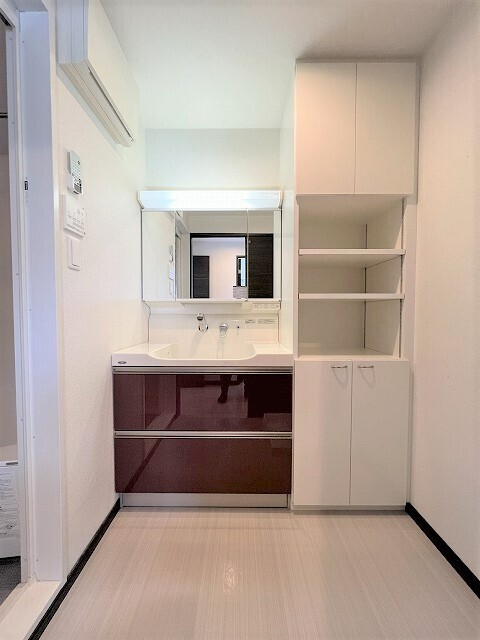 洗面設備　３面鏡洗面化粧台・収納棚付