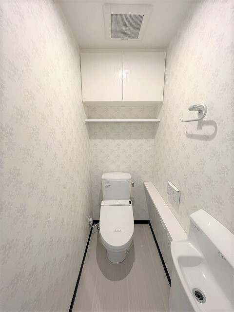 トイレ　トイレウォシュレット・手洗場・棚付