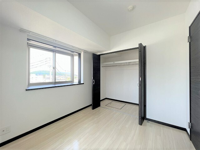 居室・リビング　洋室５．１帖・クローゼット・出窓・バルコニー付