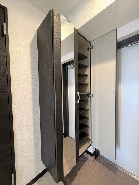 玄関　鏡付下駄箱・人感センサー付照明