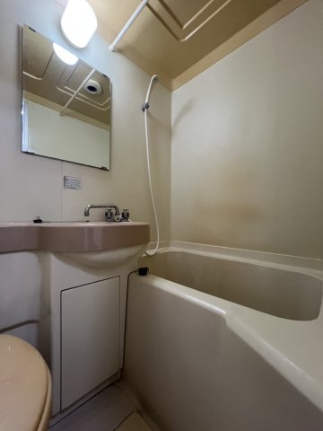 バス・シャワールーム　※クリーニング前。写真は別室参考