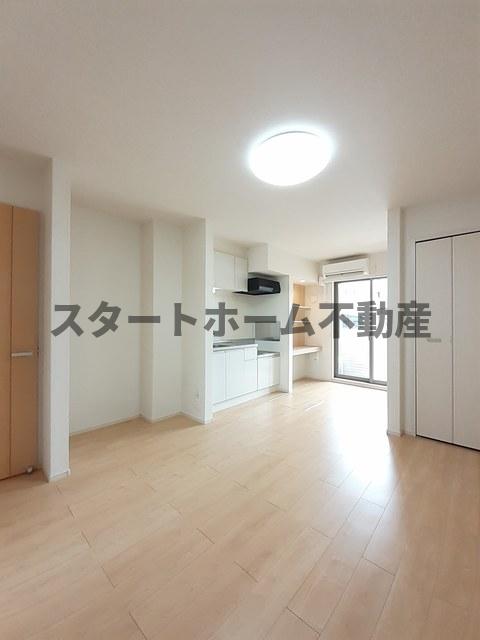 居室・リビング　こちらの居間で趣味の時間をお楽しみください