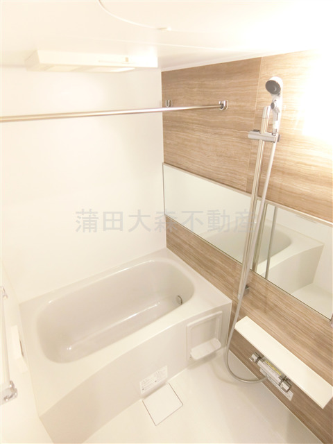 バス・シャワールーム　追焚と浴室乾燥機付きのバスルーム