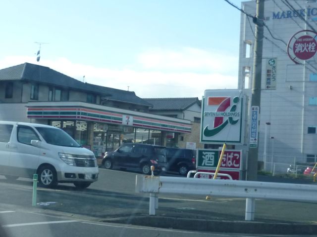 コンビニ　セブンイレブン（コンビニ）まで450m