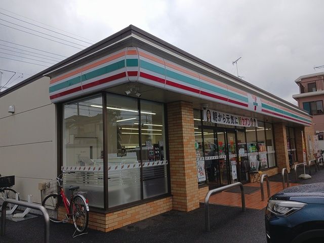 コンビニ　セブンイレブン（コンビニ）まで827m