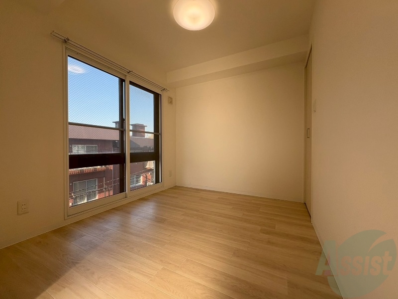 その他部屋・スペース　戸を閉めるとリビングと区切られた寝室にすることができますよ。