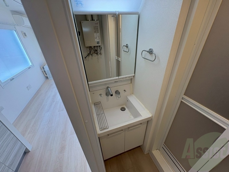 洗面設備　シャンプードレッサー。身支度はここでばっちりですね。