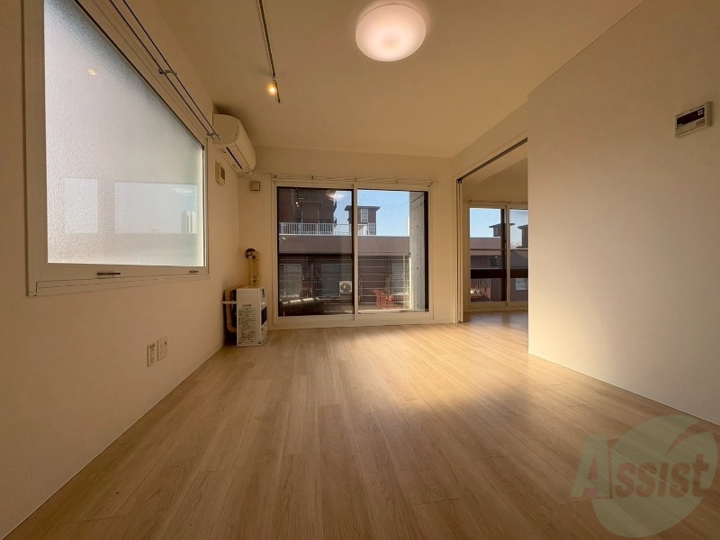 居室・リビング　リビングです。白を基調としていてお部屋全体が明るいですね！