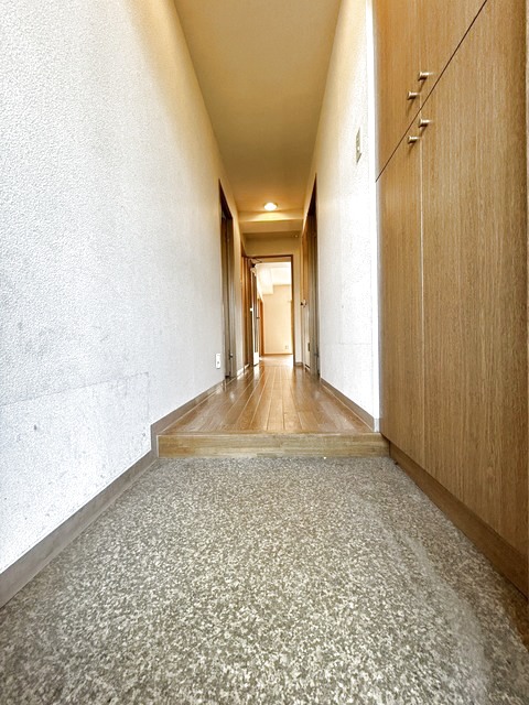 玄関　別部屋、クリーニング前画像です。現況優先。