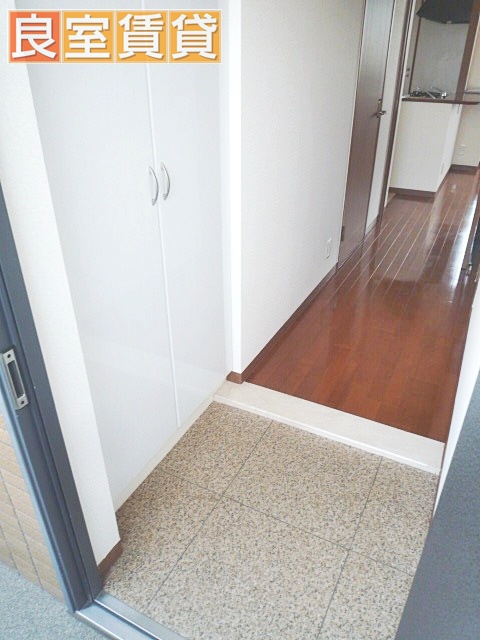 玄関　※この写真は同物件の別のお部屋のお写真です。現状優先