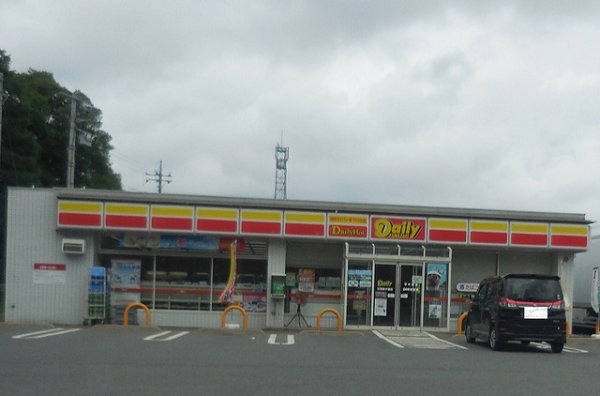 コンビニ　デイリーヤマザキ（コンビニ）まで304m